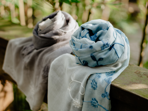 繡花手織綿圍巾 藍染/墨水樹
